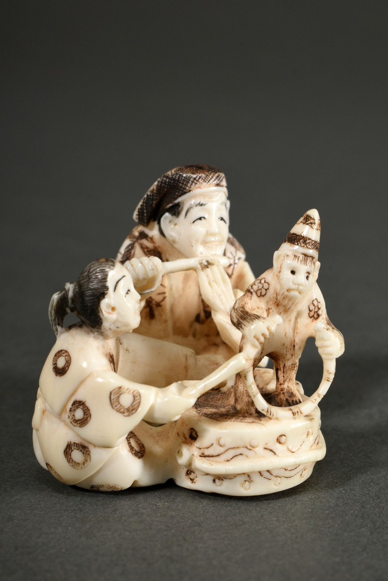 2 Diverse Elfenbein Netsuke und Schnitzerei: "Schauspieler mit Wendekopf und Kalebasse" (sign. Shôz - Bild 8 aus 13