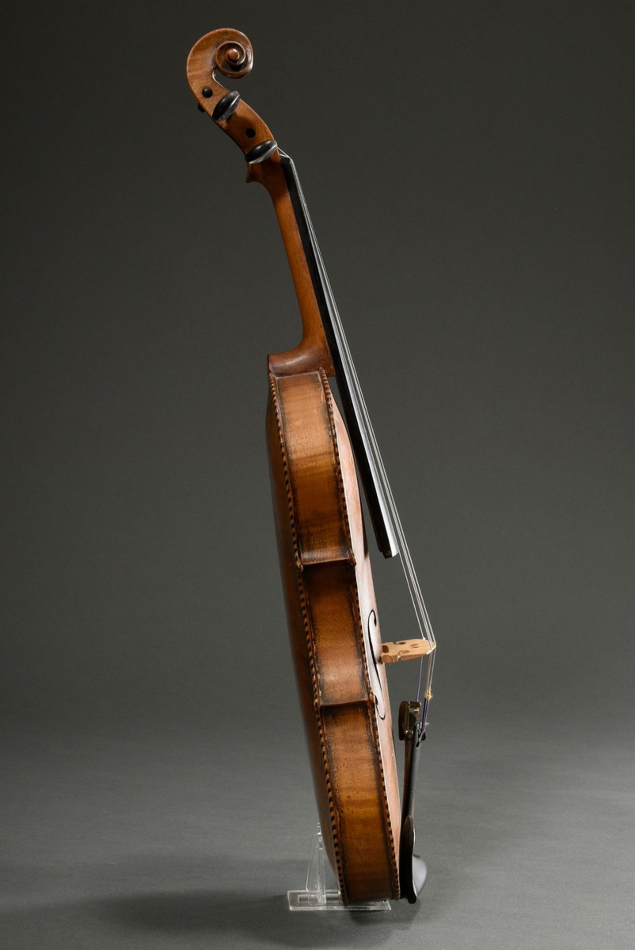 Historisierende Geige, Deutsch um 1900, ohne Zettel, einteiliger Boden, umlaufendes Streifenband, B - Bild 2 aus 11