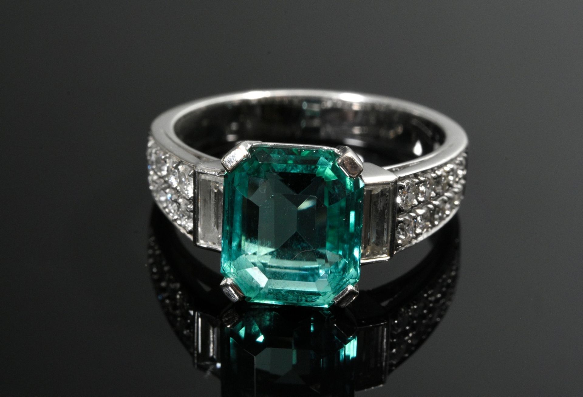 White gold 750 ring with emerald-cut tourmaline (approx. 2.70ct) and brilliant- and baguette-cut di - Image 3 of 4
