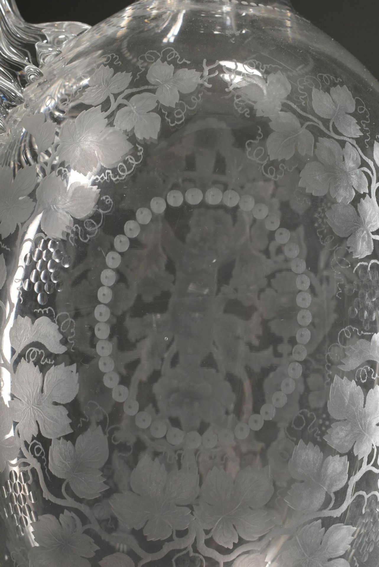 Reich beschliffene Kristall Kanne "Bacchusknabe in Weinlaub Kranz", um 1920, H. 25cm, Boden mit lei - Bild 3 aus 6