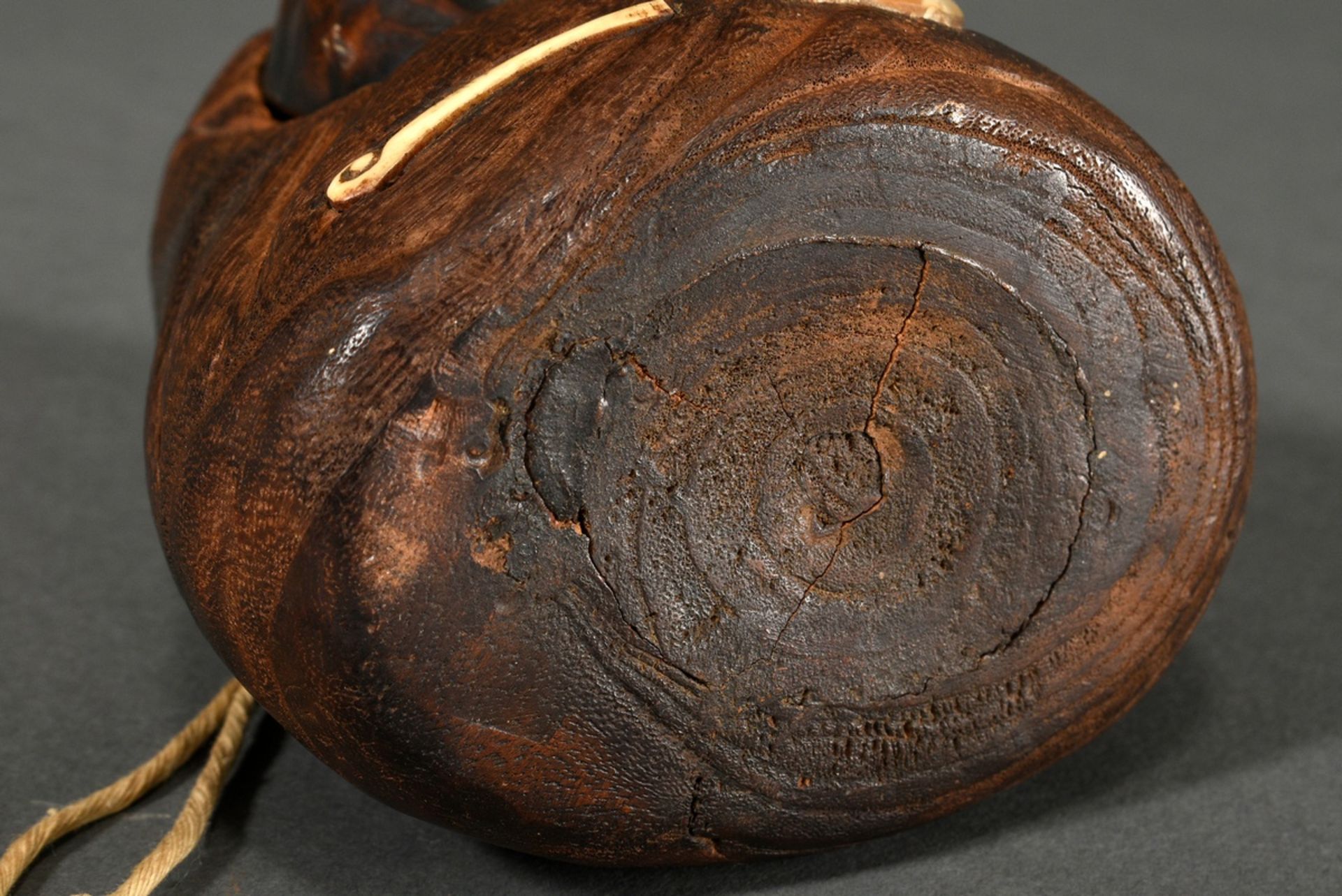 Hinoki Holz Tonkotsu Tabakbehälter mit Buchsbaum Maskendeckel „Daruma“ sowie Perlmutt- und Hirschho - Bild 3 aus 4