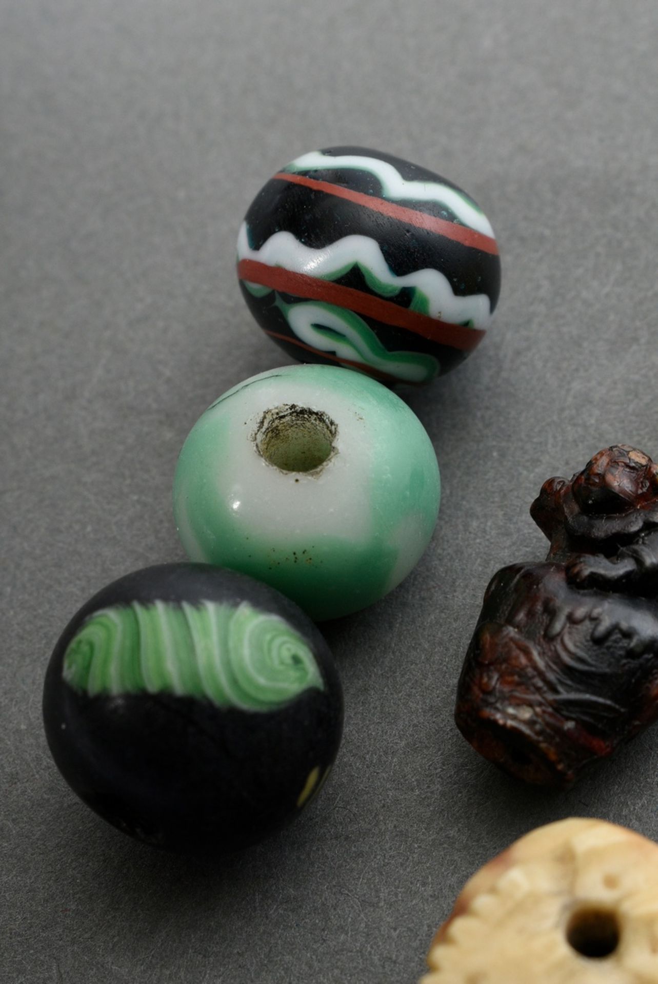 10 Diverse Ojime (緒締め) Perlen aus verschiedenen Materialien: 1 geschnitzter Obstkern (sign.), 1 Bei - Bild 7 aus 7