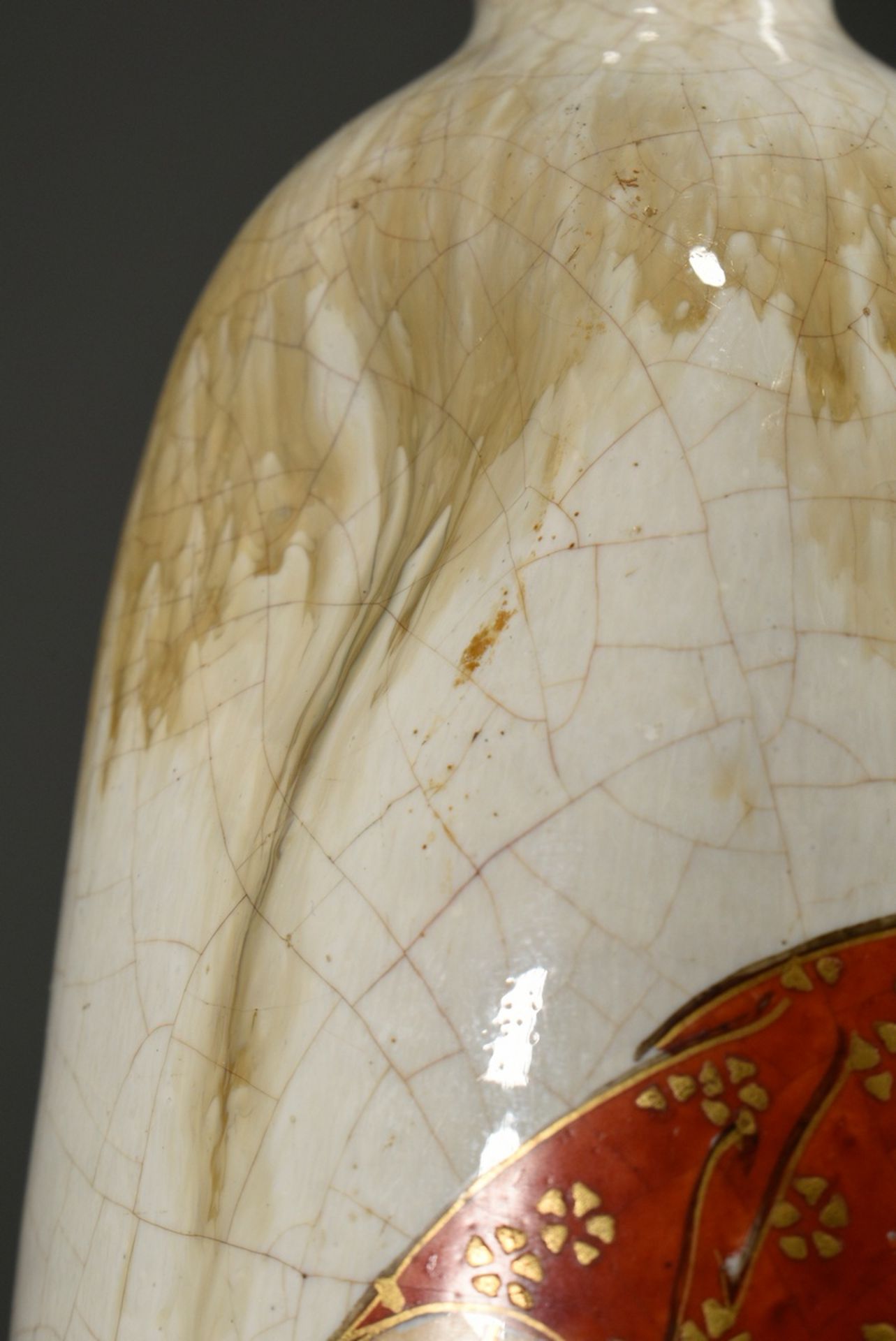 Japanische Keramik Vase "Tänzerin in traditioneller Tracht", in verlaufender Glasur, am Boden sign. - Bild 6 aus 7