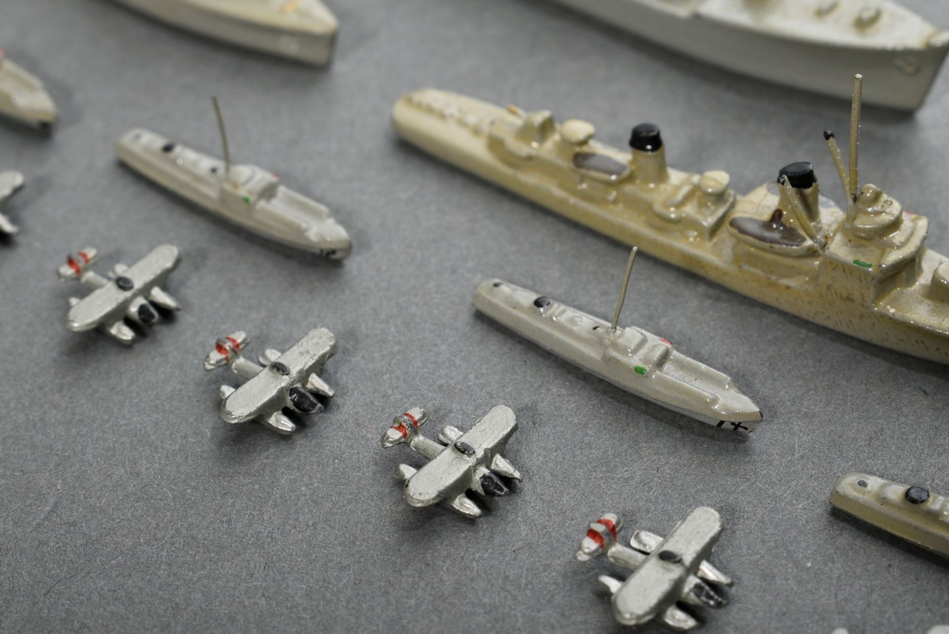 66 Wiking-Schiffsmodelle, z.T. in Originalschachtel, bestehend aus: 15 Modellboote (3x "Gneisenau S - Bild 18 aus 19