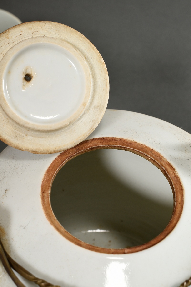 Kleiner ovaler Reisekorb mit Weißmetall Beschlägen und Schließe, innen zylindrische Porzellan Kanne - Bild 11 aus 15