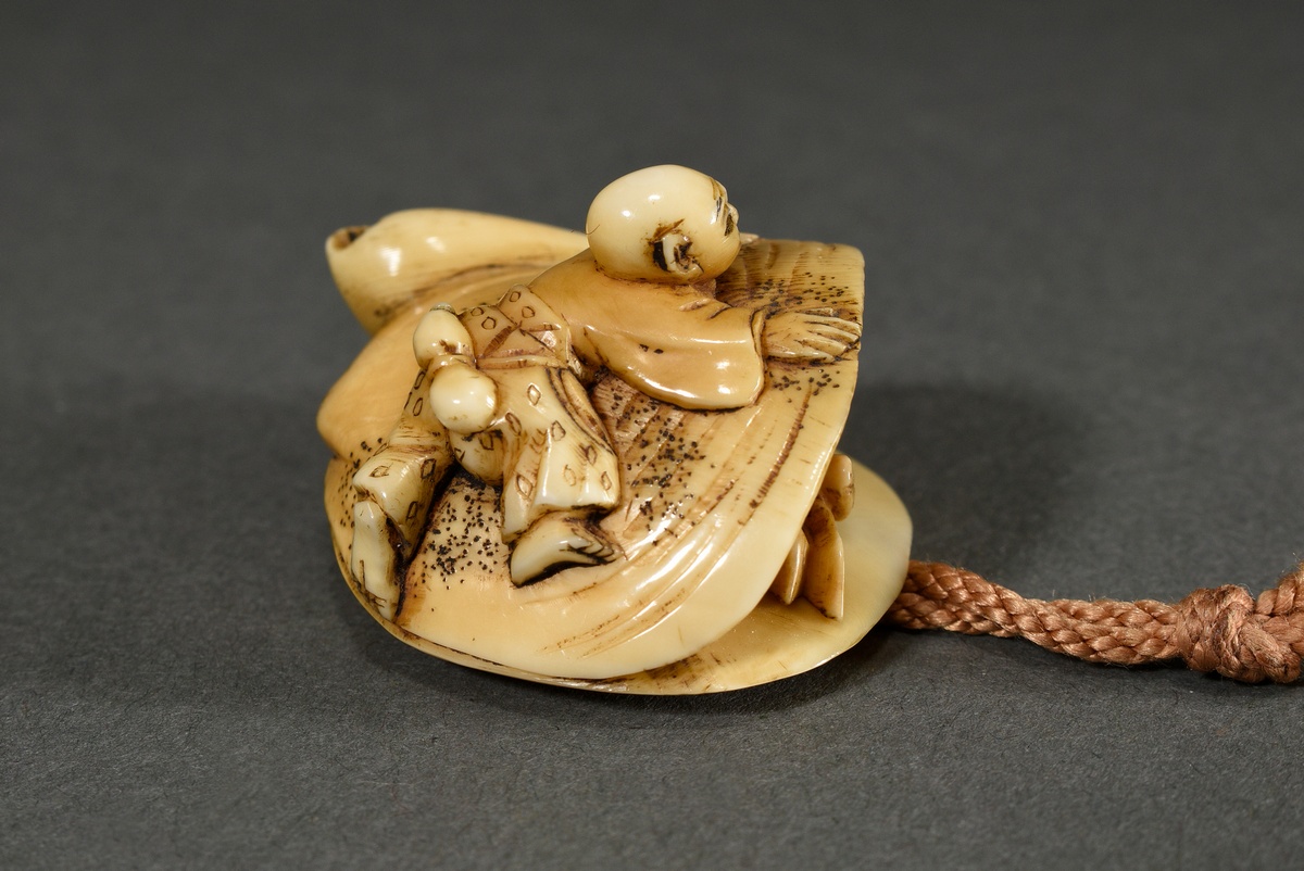 Ivory netsuke "Man on shell with moving crab", sign. Ryomin 凌民, mid-19th century, 2.5x4x3.3cm, rest - Image 2 of 7