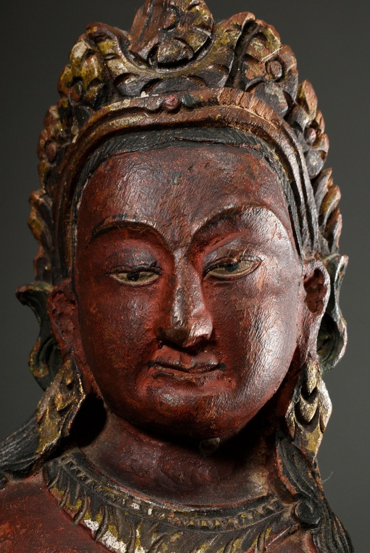 Buddhistische Schnitzerei "Stehende Tara", Nepal 19.Jh., Holz farbig gefasst, H. 35,5cm, kleine Feh - Bild 4 aus 7
