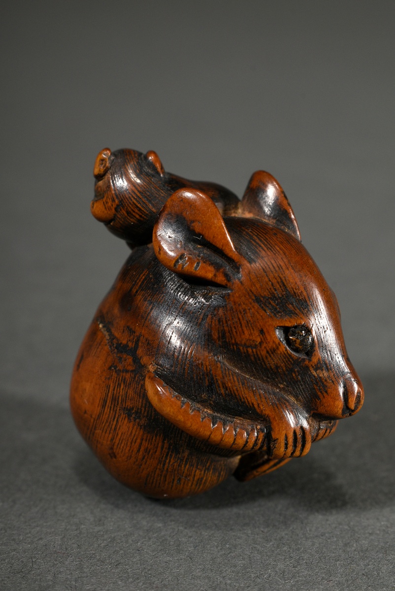 Boxwood netsuke "Round rat with young", inlaid horn eye (1 missing), beautiful patina, Japan 19th c