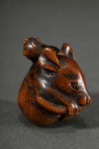 Buchsbaum Netsuke "Rundgelegte Ratte mit Jungem", eingelegtes Horn Auge (1 fehlt), schöne Patina, J