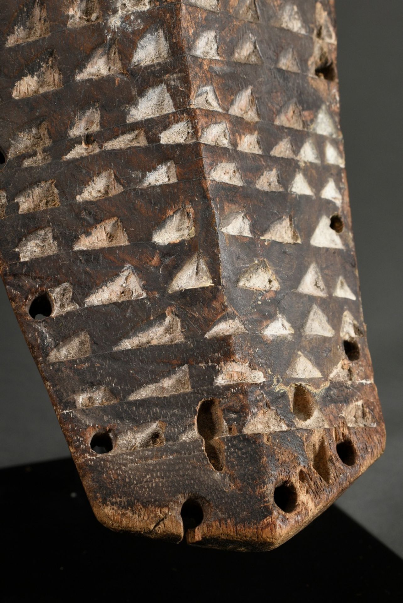 Kiwoyo Maske der Pende, Zentral Afrika/ Kongo (DRC), frühes 20.Jh., Holz mit Pigmentspuren und Pfla - Bild 7 aus 19