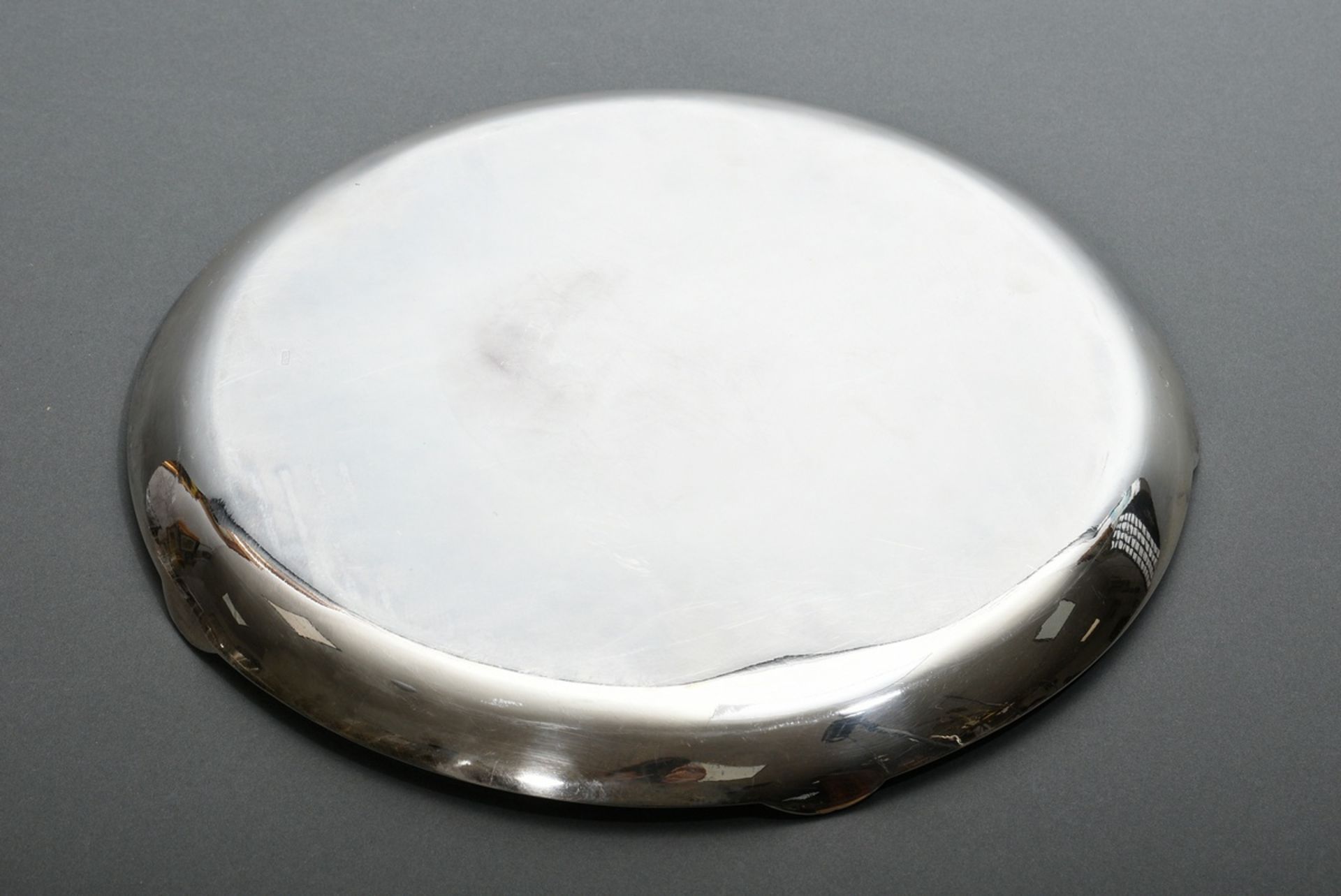Rundes Tablett mit fünf plastischen Rocaille Dekorationen am Rand, Silber 925, 835g, Ø 30cm, Gebrau - Bild 2 aus 3