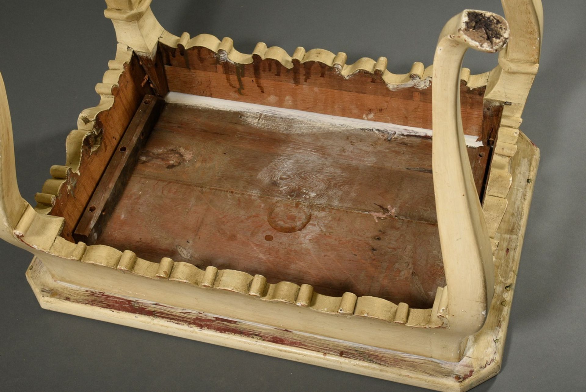 Barocker Teetisch mit oktogonaler Platte und geschnitzter Zarge aus C- und S-Schwüngen auf geschwei - Bild 6 aus 7