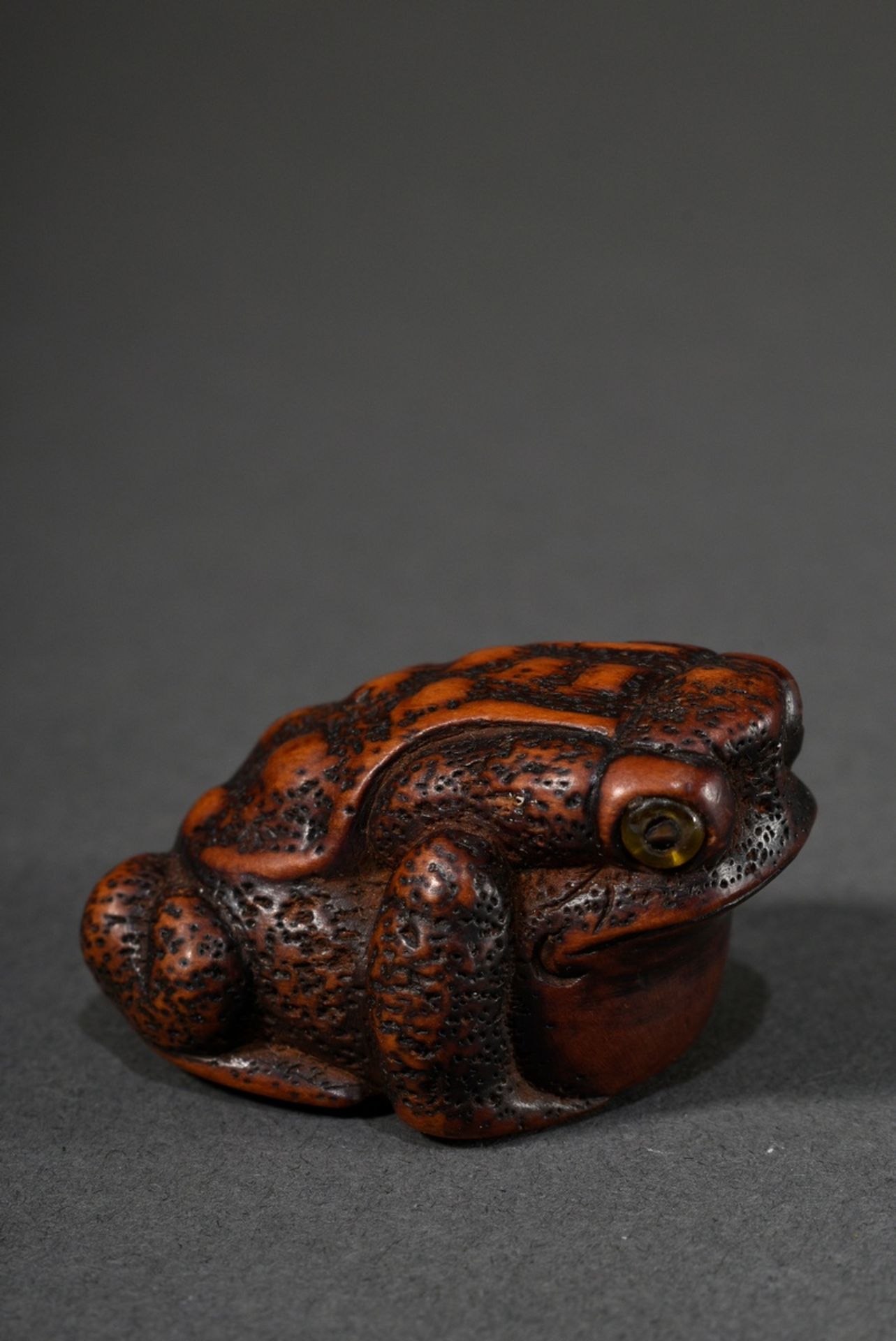 Kleines Buchsbaum Netsuke "Sitzende Kröte" mit eingelegten Augen aus hellem und schwarzem Horn, pun