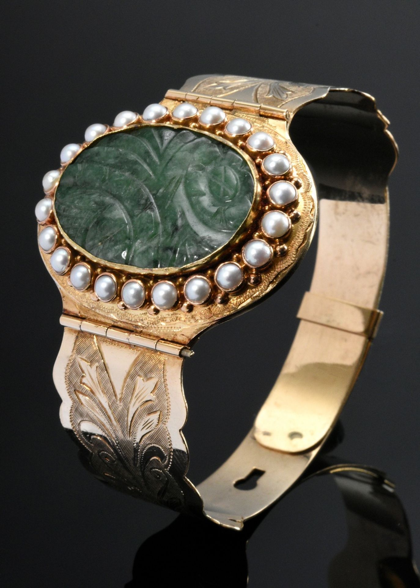 Gelbgold 585 Armspange mit floralen Gravuren und mittigem Jade Medaillon in Halbperlen Lünette, ver