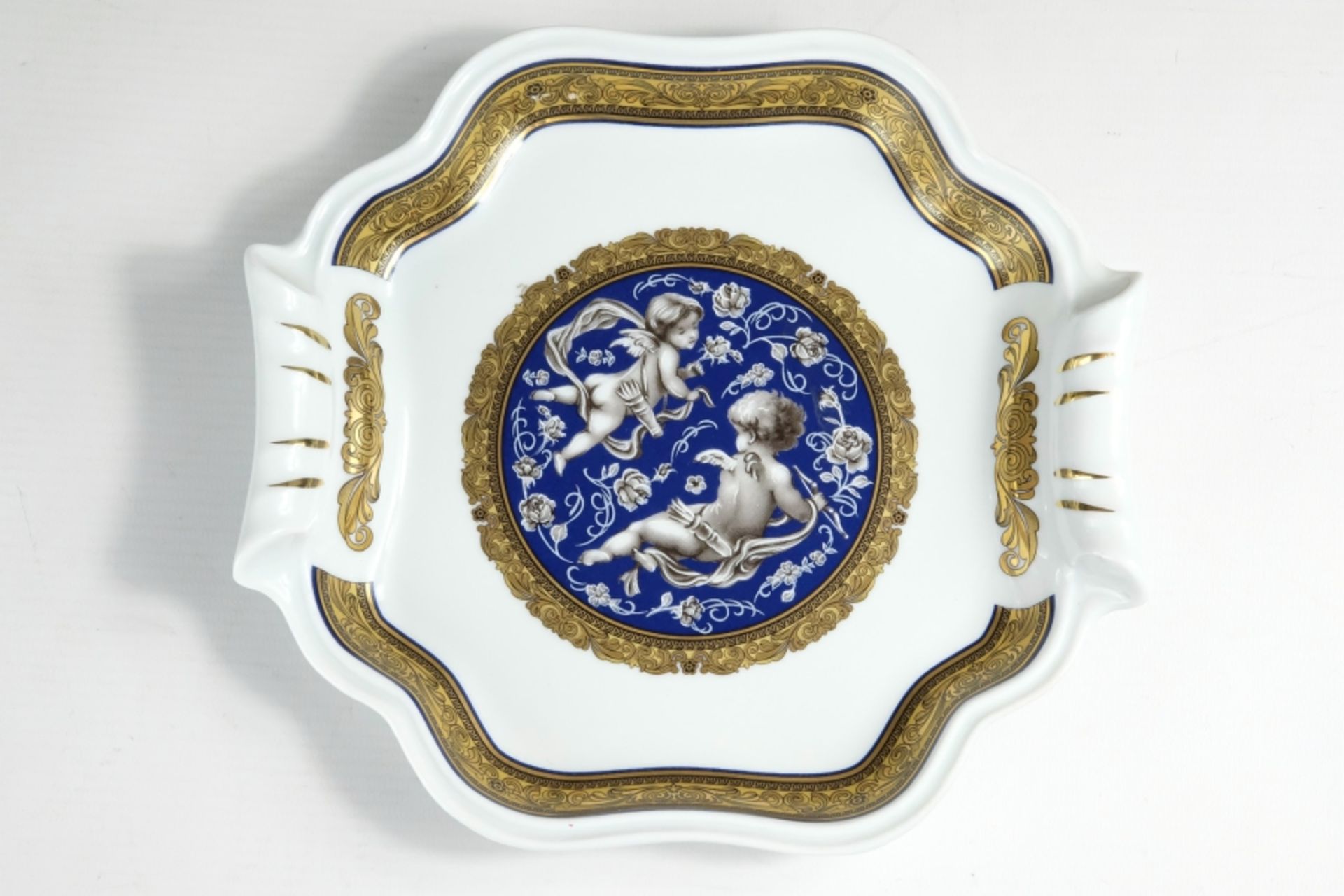 KLEINES TABLETT, Limoges, Frankreich, geschwungene Form, mittig Medaillon mit zwei Putti, handgemal