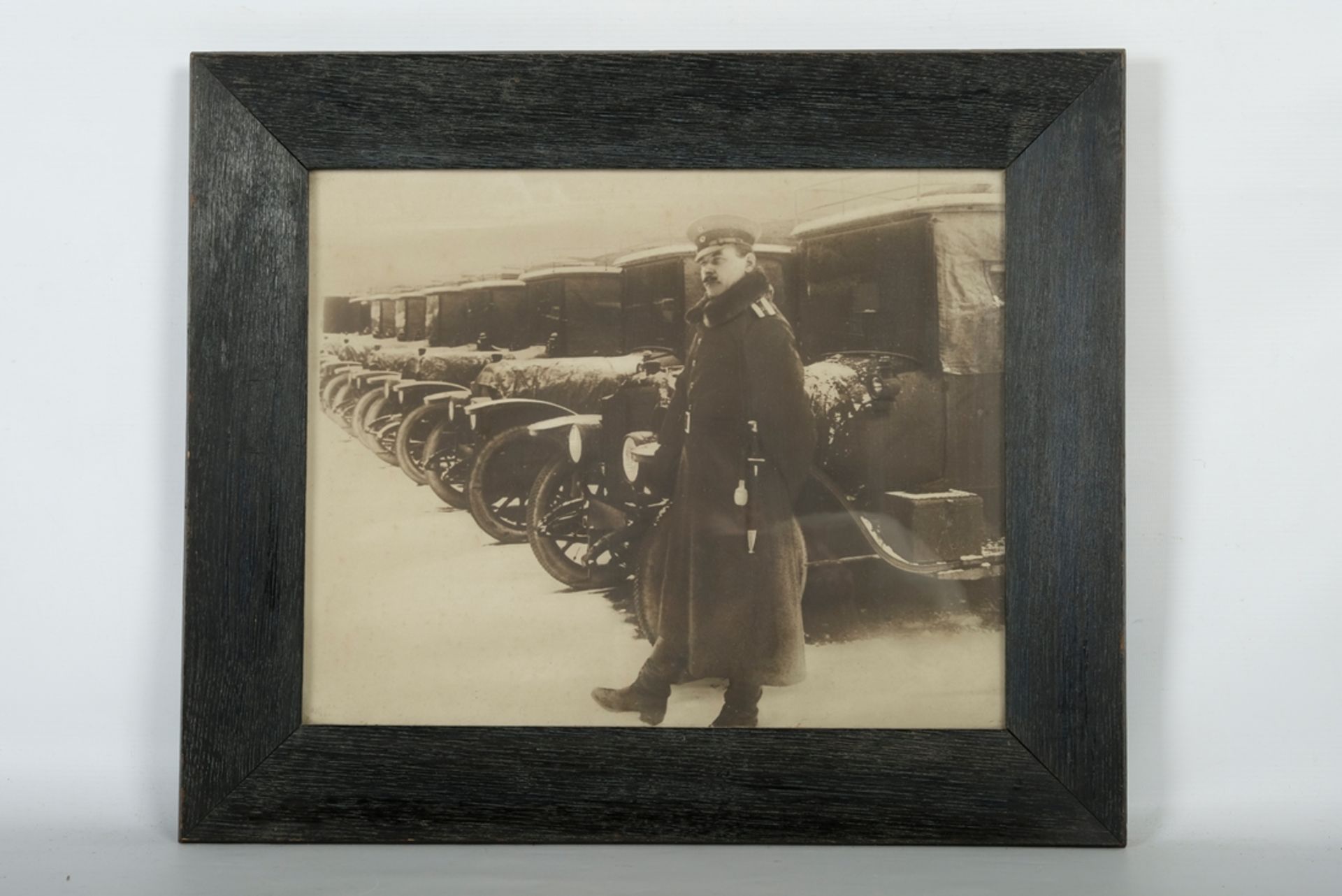 FOTOGRAFIE Wehrmachtsoffizier vor Autoflotte, wohl vor 1918, 40x32 cm, R: 51x43 cm - Image 2 of 2