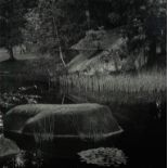 LANDSCHAFT "Findling im Wasser", Schwarz-Weiß-Fotografie. Ungewöhnlich ist das exakt quadratische F