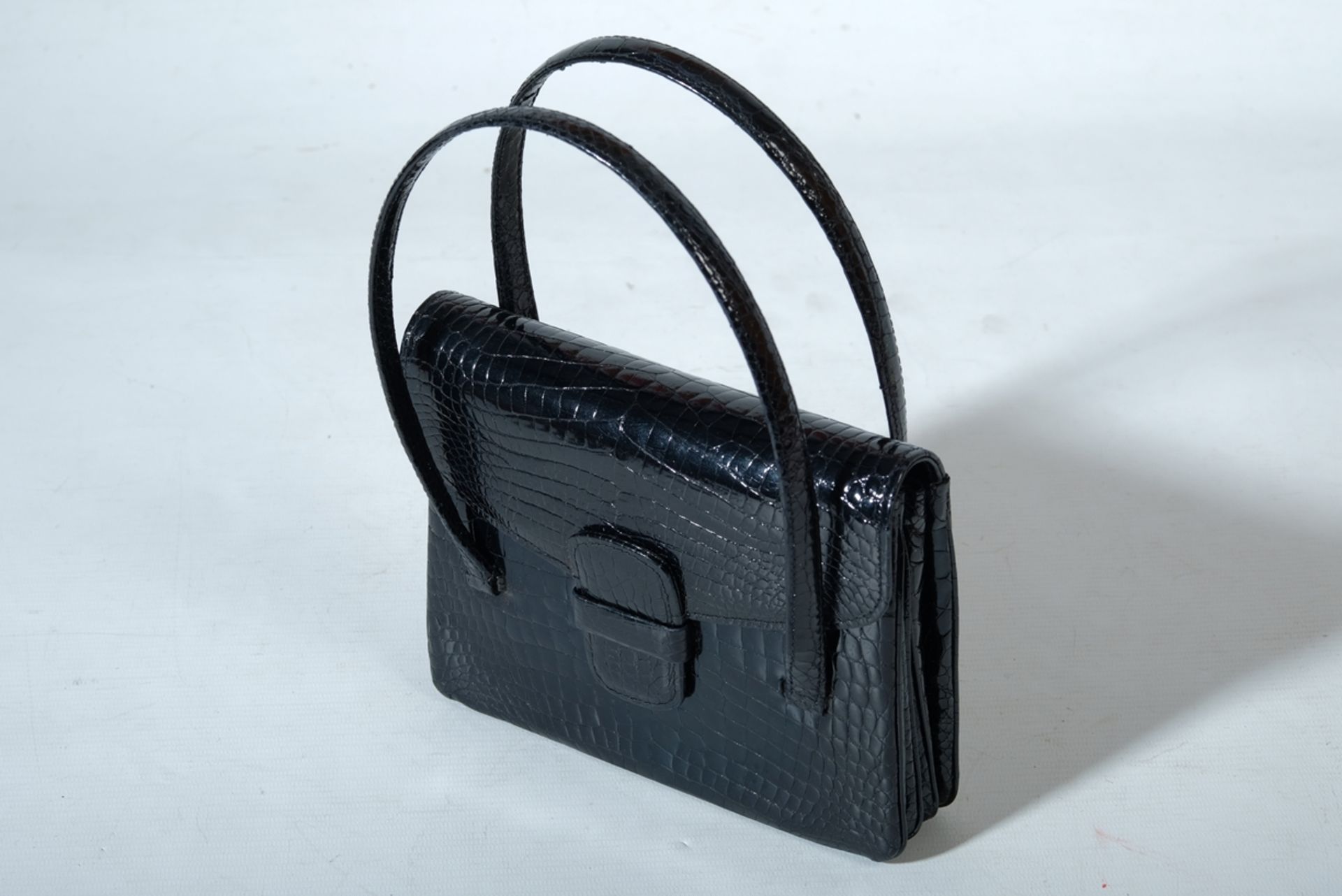 GUCCI HANDTASCHE, 1950/1960er Jahre, schwarzes Krokodilleder, unterteilt in drei Fächer, zwei Henke