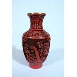 CHINA Rotlack-Vase, Lackschnitzerei, Messingkorpus. 20. Jahrhundert. H 16,5 cm.