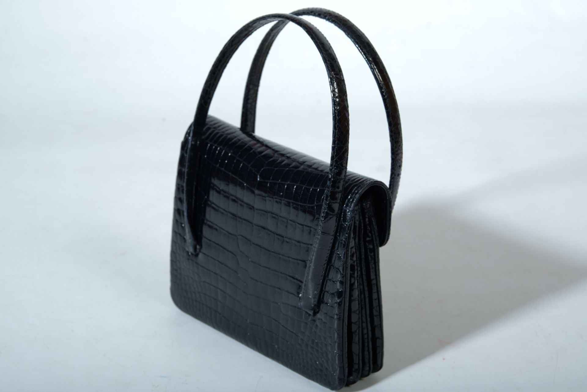 GUCCI HANDTASCHE, 1950/1960er Jahre, schwarzes Krokodilleder, unterteilt in drei Fächer, zwei Henke - Image 2 of 3