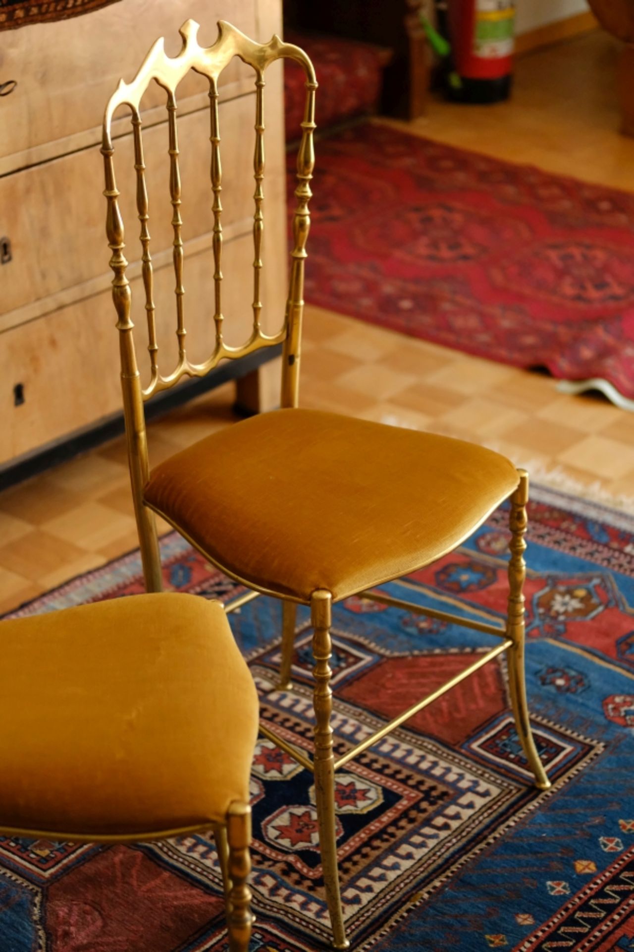 METALLSTÜHLE, zwei messingfarbene Metallstühle im Stil von Chiavari-Stühlen, Polsterung mit gelbem - Image 2 of 3