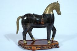 SKULPTUR "Pferd", aus Holz, Horn und Messing. 23 x 24 x 8 cm. Holzkorpus, aufwendig belegt mit poli