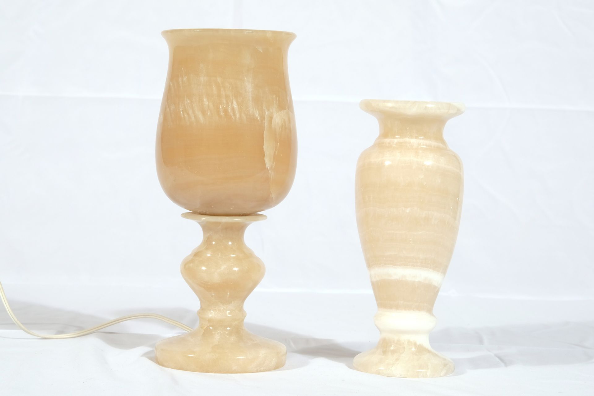 ALABASTER-SET Vase, bauchige Form; Lampe, elektrifiziert, warmes Licht - Image 2 of 4