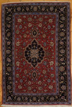 KASCHAN aus Persien in klassischer Form roter Grundton, blaue Bordüre; Medaillon in der Mitte