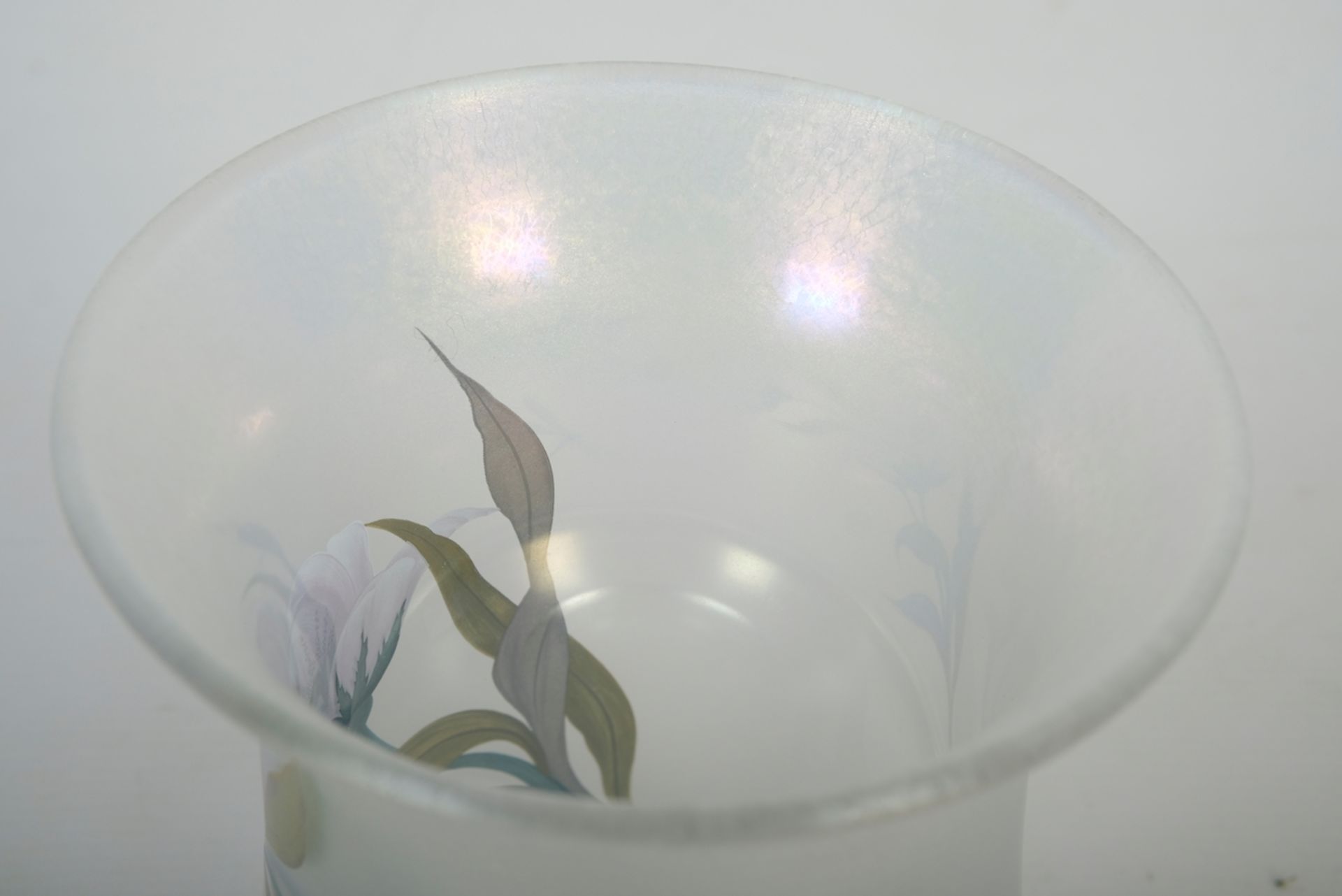 VASE, Erwin Eisch, Formgeblasenes Glas, Milchglas, irisierend, Verzierung mit Blume und Libelle, Si - Image 3 of 4
