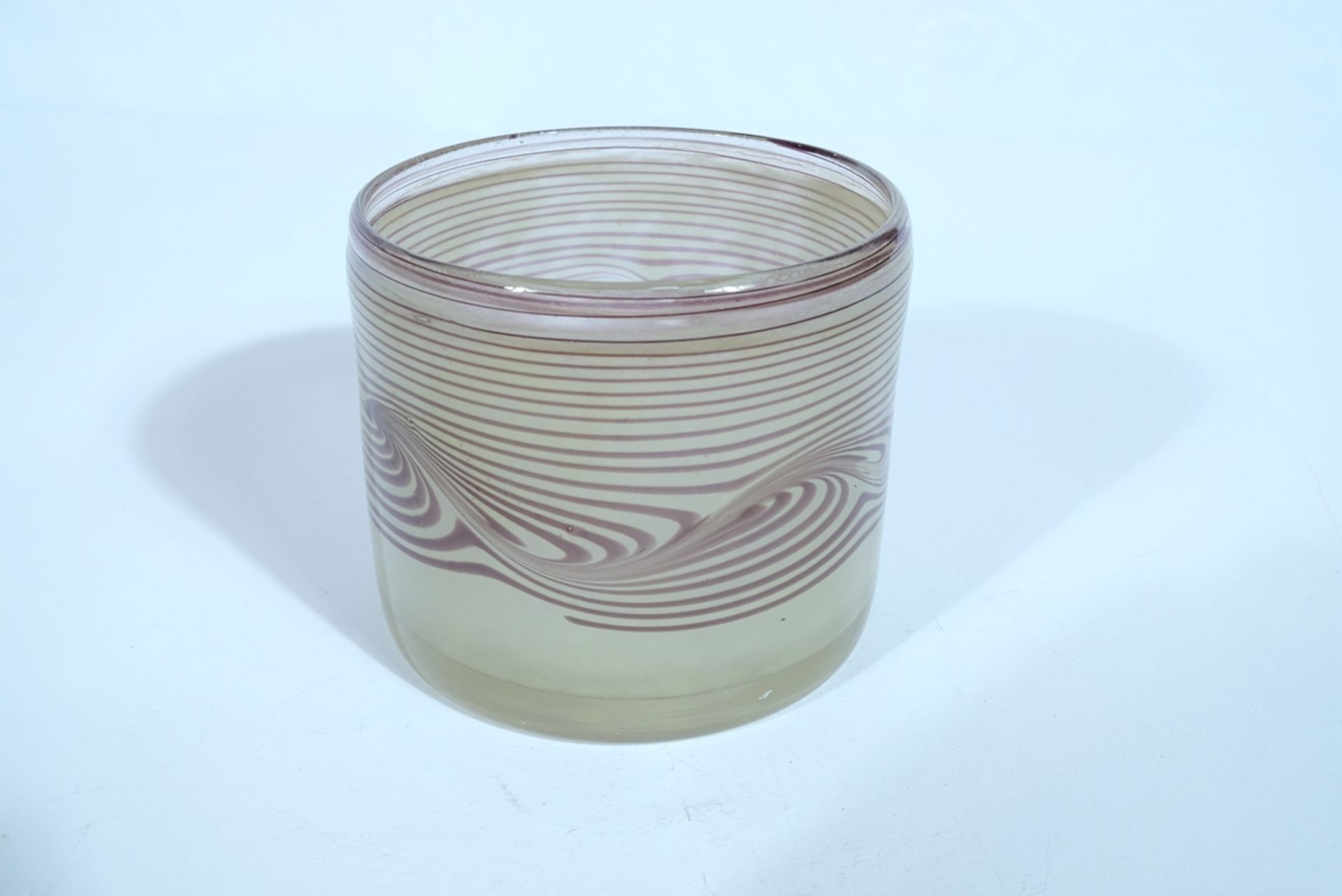 EISCH Vase, Künstlerglas. Hellviolett gebändert. H 11 cm, D 12 cm.