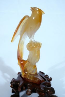 CHINA KARNEOL "Phönix", Sockel aus Wurzelholz. H 14 cm. Stellenweise winzige Kantenabsplitterungen.