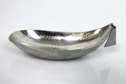 METALLSCHALE, Aluminium, klein, in Fischform, mit Gravur, unten gestempelt, "HANDARBETE/ TENN FO"