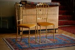 METALLSTÜHLE, zwei messingfarbene Metallstühle im Stil von Chiavari-Stühlen, Polsterung mit gelbem