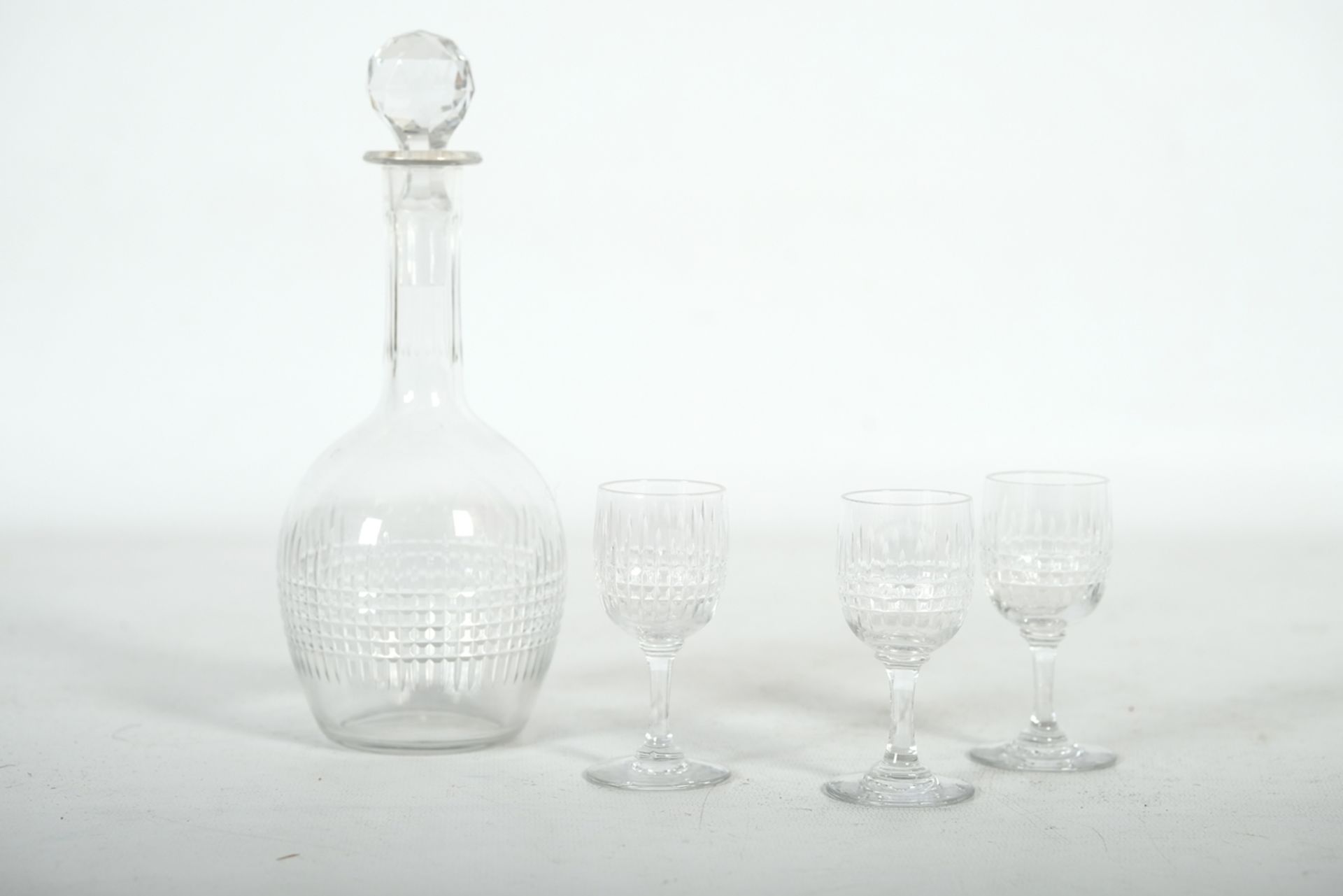 GLASKARAFFE mit Stopfen, geschliffen, mit drei kleinen Gläschen, Höhe Karaffe: 21cm, Höhe Gläser: 8