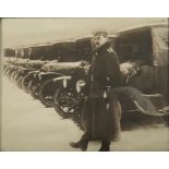FOTOGRAFIE Wehrmachtsoffizier vor Autoflotte, wohl vor 1918, 40x32 cm, R: 51x43 cm