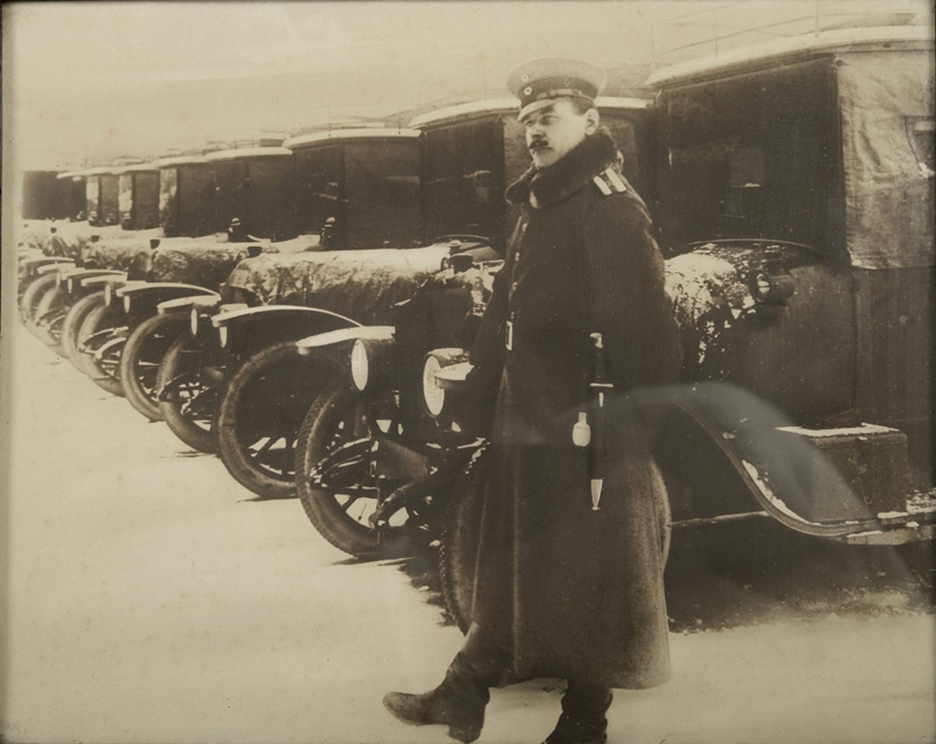 FOTOGRAFIE Wehrmachtsoffizier vor Autoflotte, wohl vor 1918, 40x32 cm, R: 51x43 cm