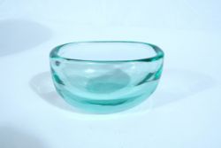 ARCHIMEDE SEGUSO zugeschrieben "Schale Aquamarin". Muranoglas. Leuchtende Farbe. H 8,5 cm, B 9 cm, 