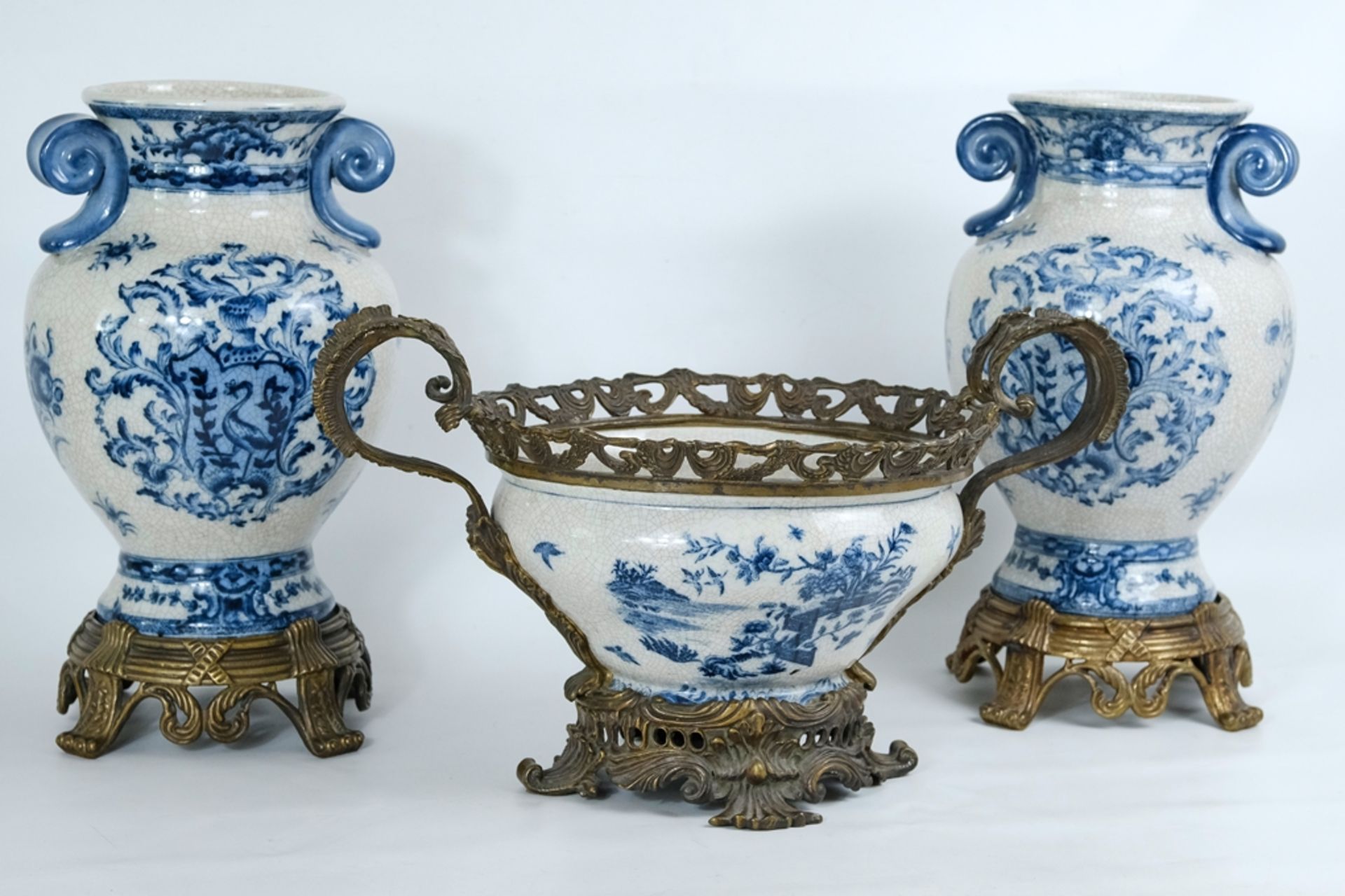 VASEN UND JARDINIÈRE aus Keramik, blaue Unterglasurbemalung, Voluten-Dekor, Messingbeschläge, reich