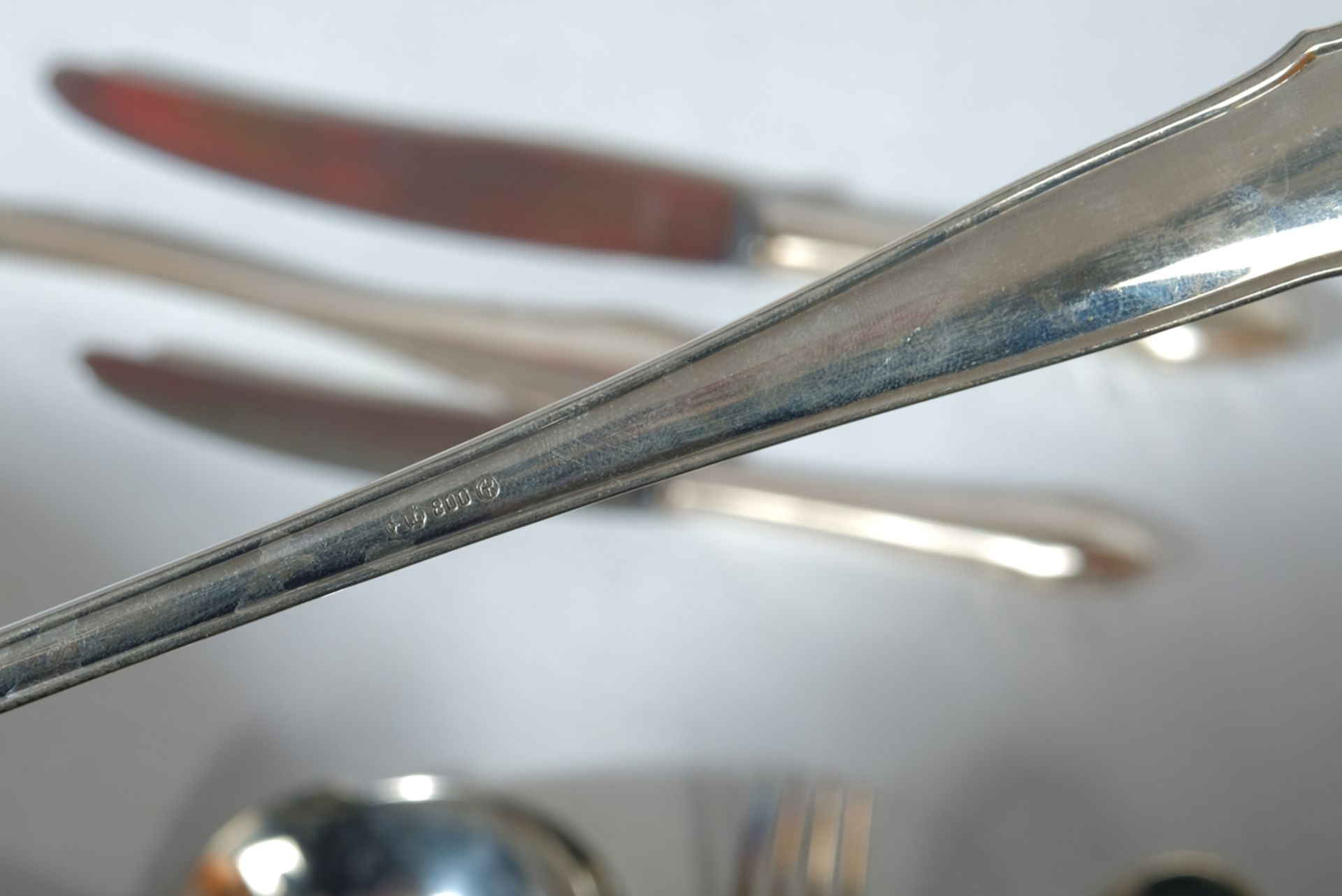 SILBERBESTECK Konvolut 800er Silber ohne Messer >4kg: 19 Kuchengabeln alle punziert "800", Halbmond - Image 2 of 2