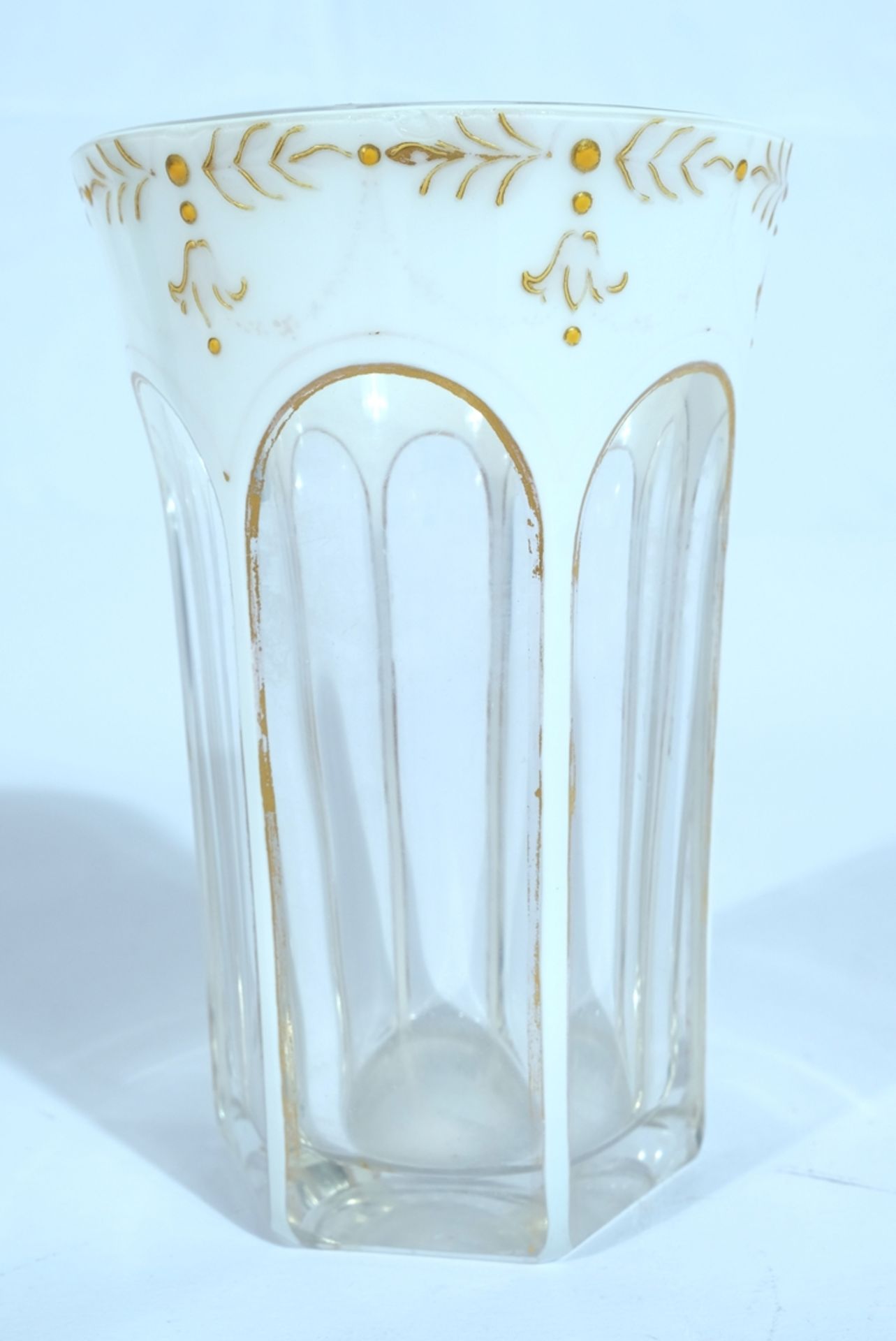 BIEDERMEIER Becherglas, um 1850. Mundgeblasen. Handgeschliffen, Schälschliff. Weißer Überfang, Zinn