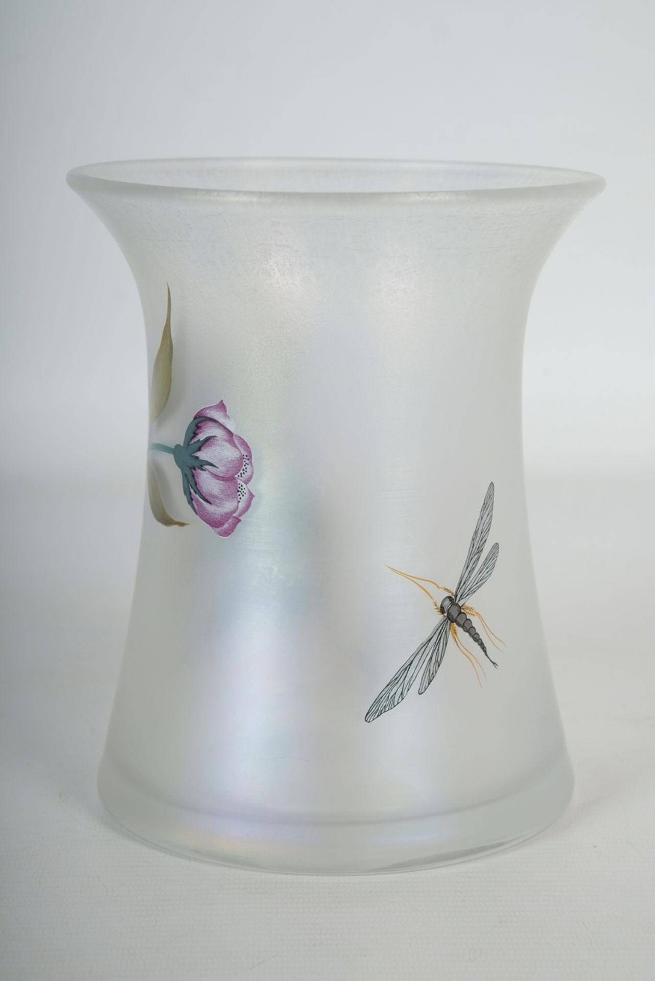 VASE, Erwin Eisch, Formgeblasenes Glas, Milchglas, irisierend, Verzierung mit Blume und Libelle, Si - Image 2 of 4