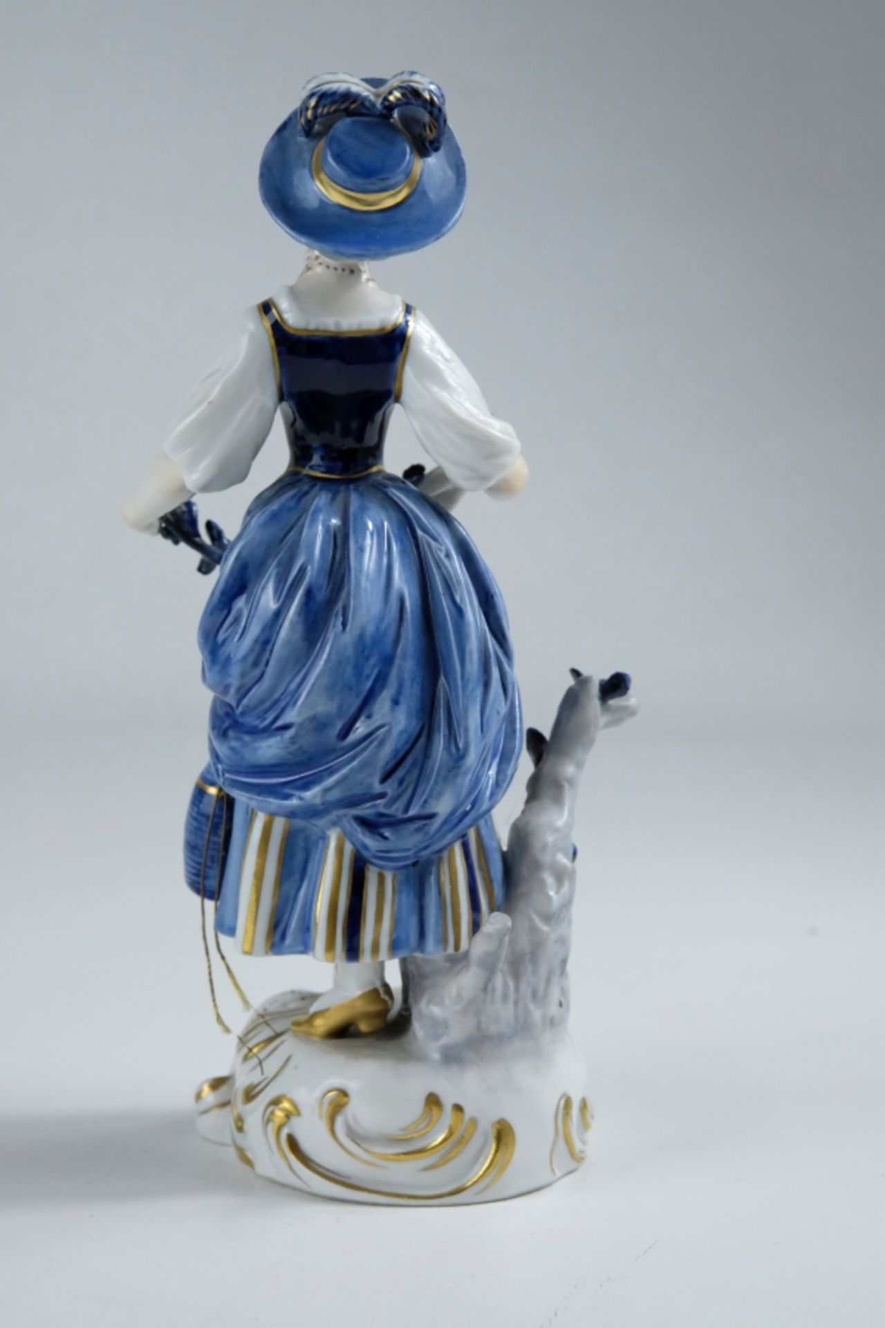 PORZELLANFIGUR, Frau in Tracht mit Blumengirlande auf geschwungenem Sockel, H 20 cm, Volkstedt Thür - Bild 3 aus 4