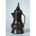 ORIENTALISCHE KAFFEEKANNE, antik aus Zinn, ca. 20cm hoch, schwarze Patina