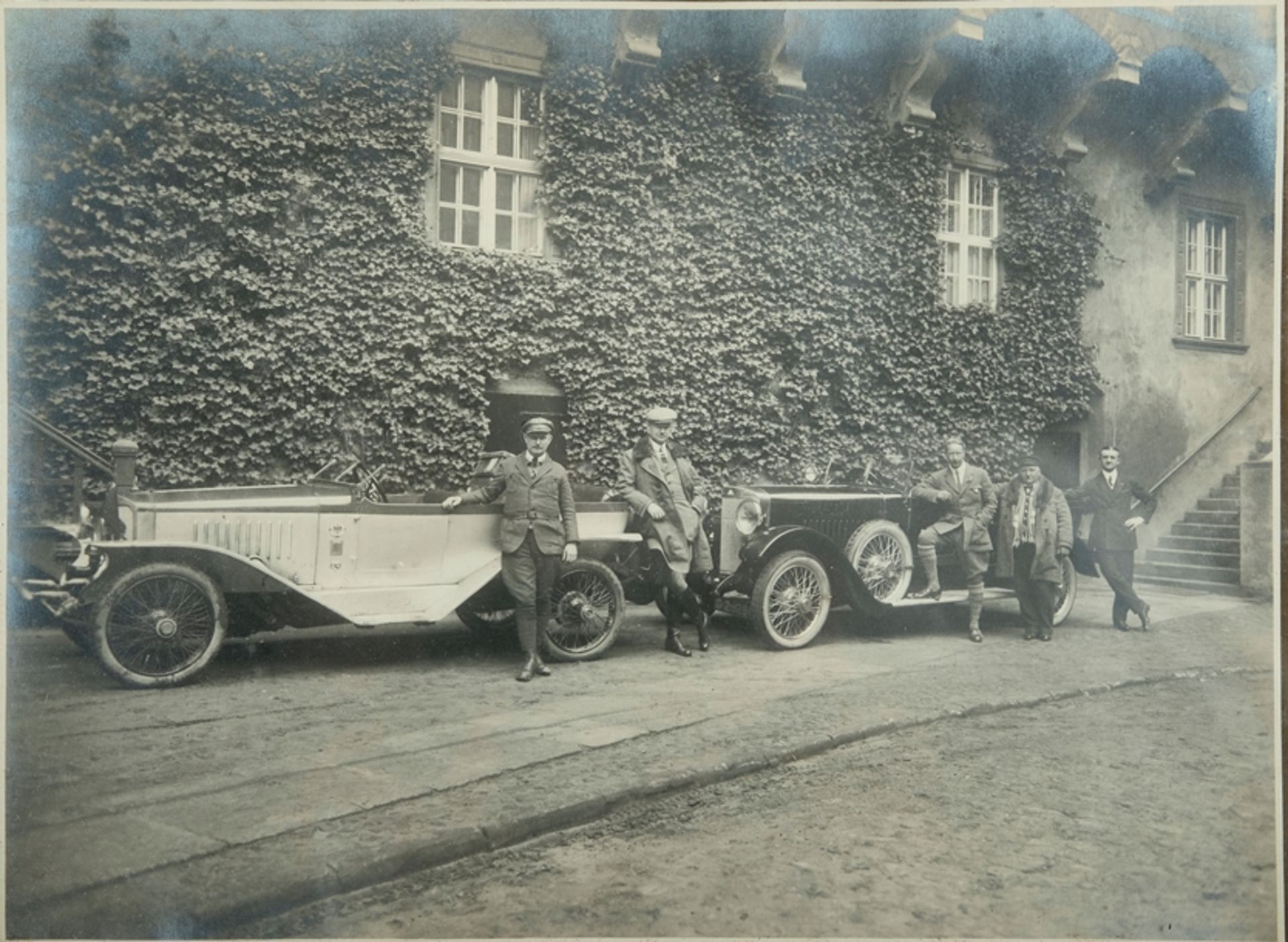 FOTOGRAFIE Wilhelm v. Preußen & Begleiter nach Rückkehr nach Deutschland, 1923, 22x16 cm, Bildträge