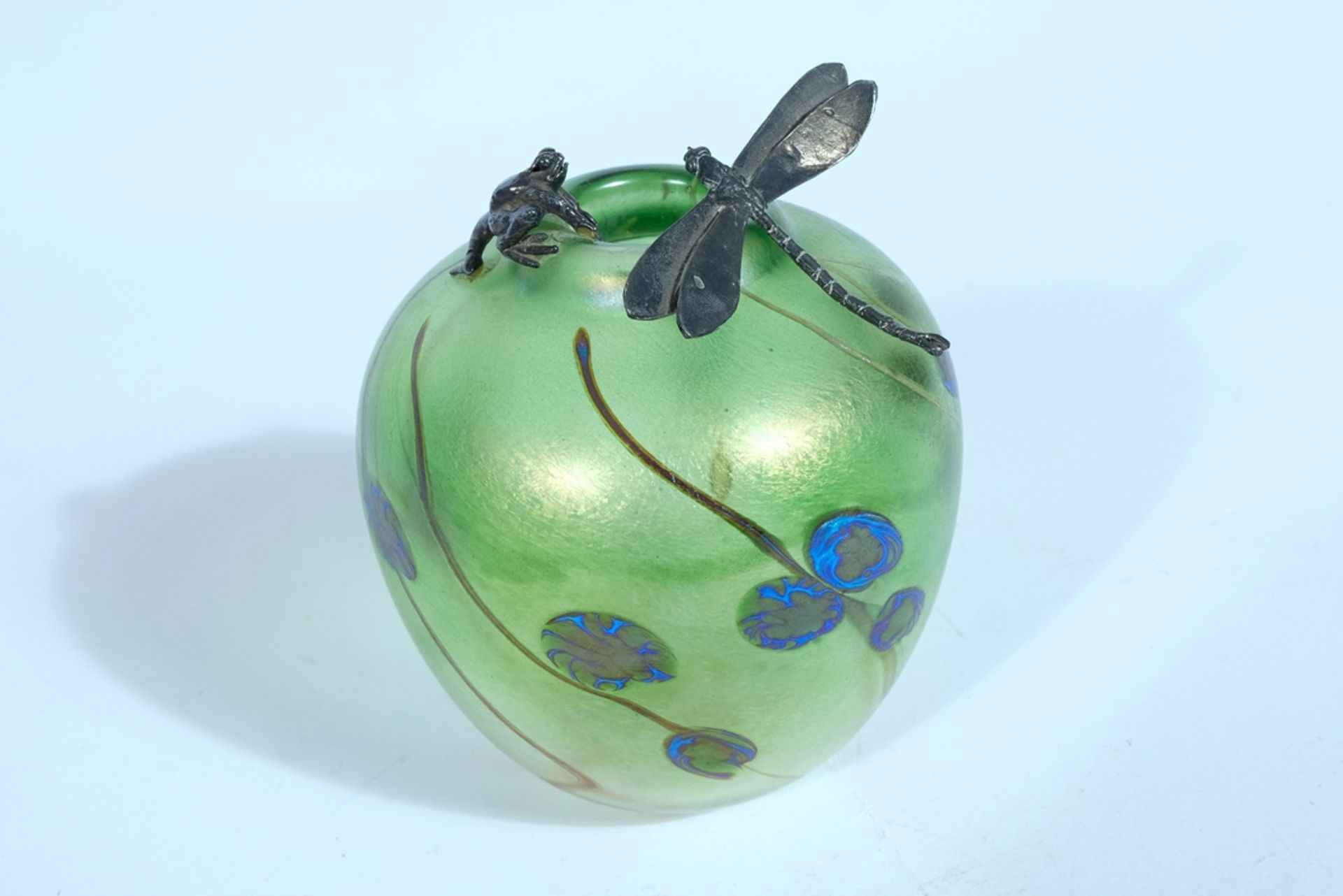 CLARKE Norman Stuart "Frosch", Vase in Amphorenform. Am Vasenrand aufsitzender sehr detailliert gea