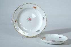 MEISSEN Schwertermarke Reliefdekor handbemalt;  Untertasse 13,5cm handbemalt aus der Zeit 1924-33, 