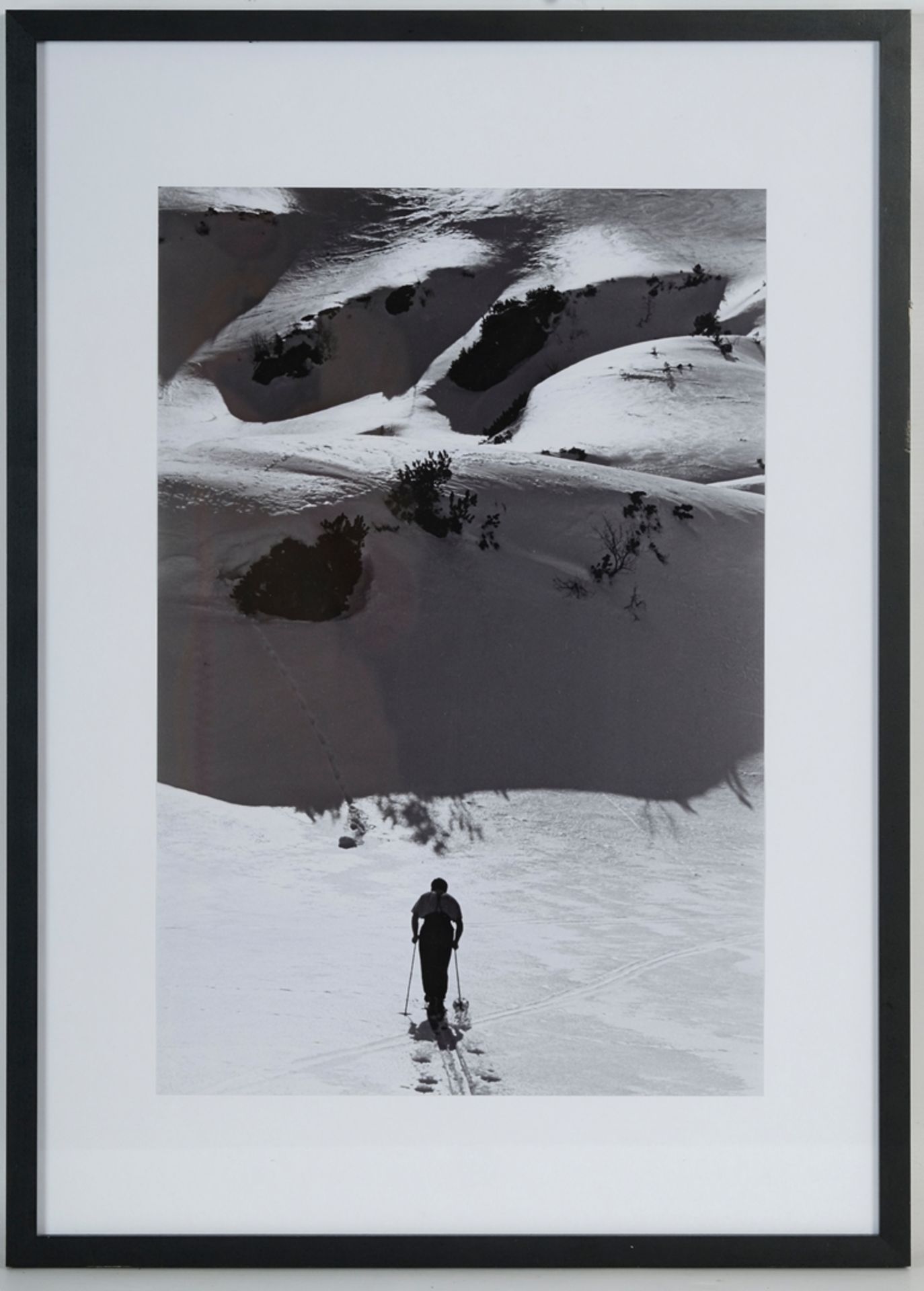KRUCKENHAUSER Stefan "Skifahrer", Schwarz-Weiß-Fotografie. Foto-Abzug 44 x 30cm, R 61,5 x 44 cm.