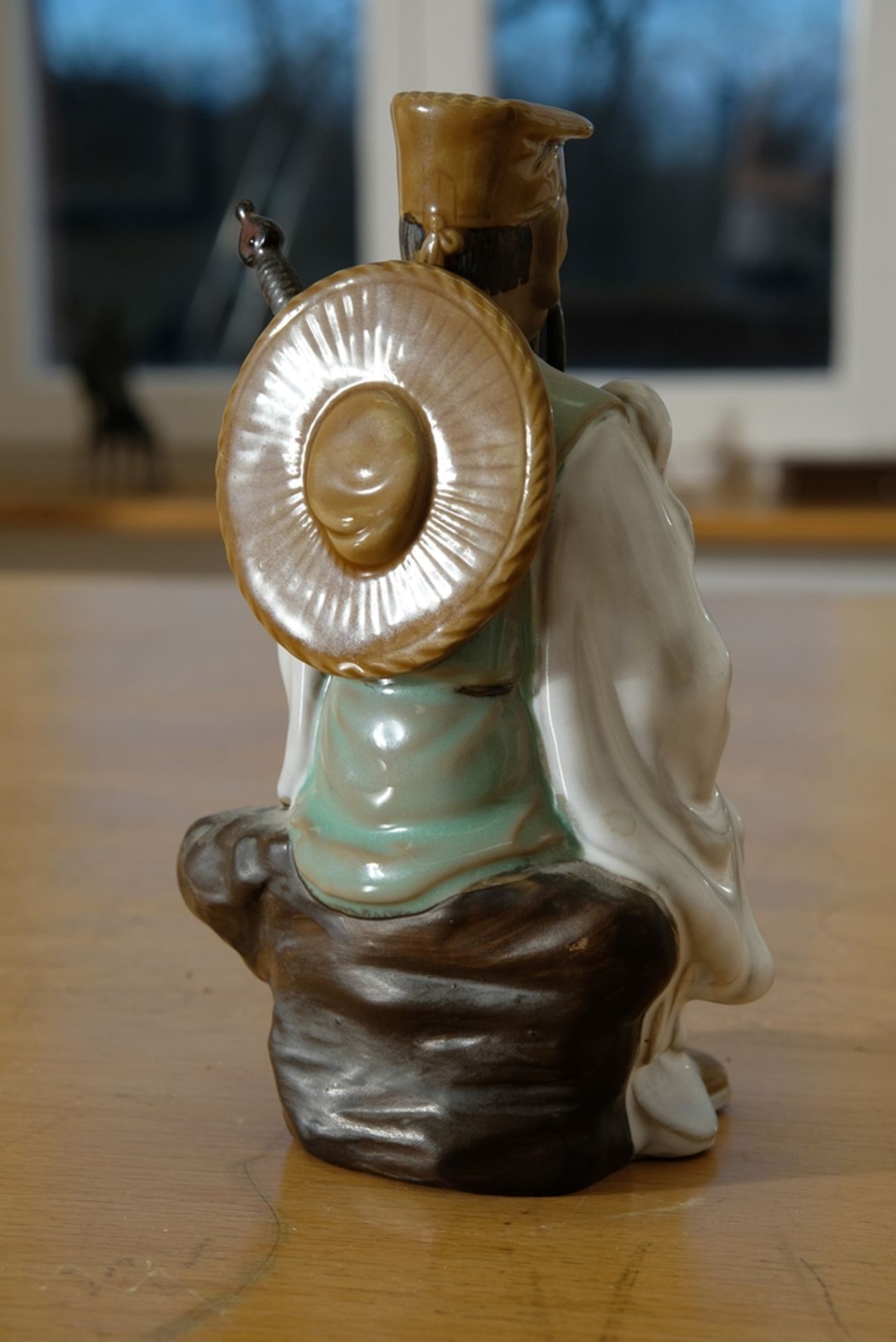 Kriegerfigur, chinesisch. Keramik. Sitzender Krieger, Schwert und Schild auf dem Rücken tragend, in - Bild 2 aus 2