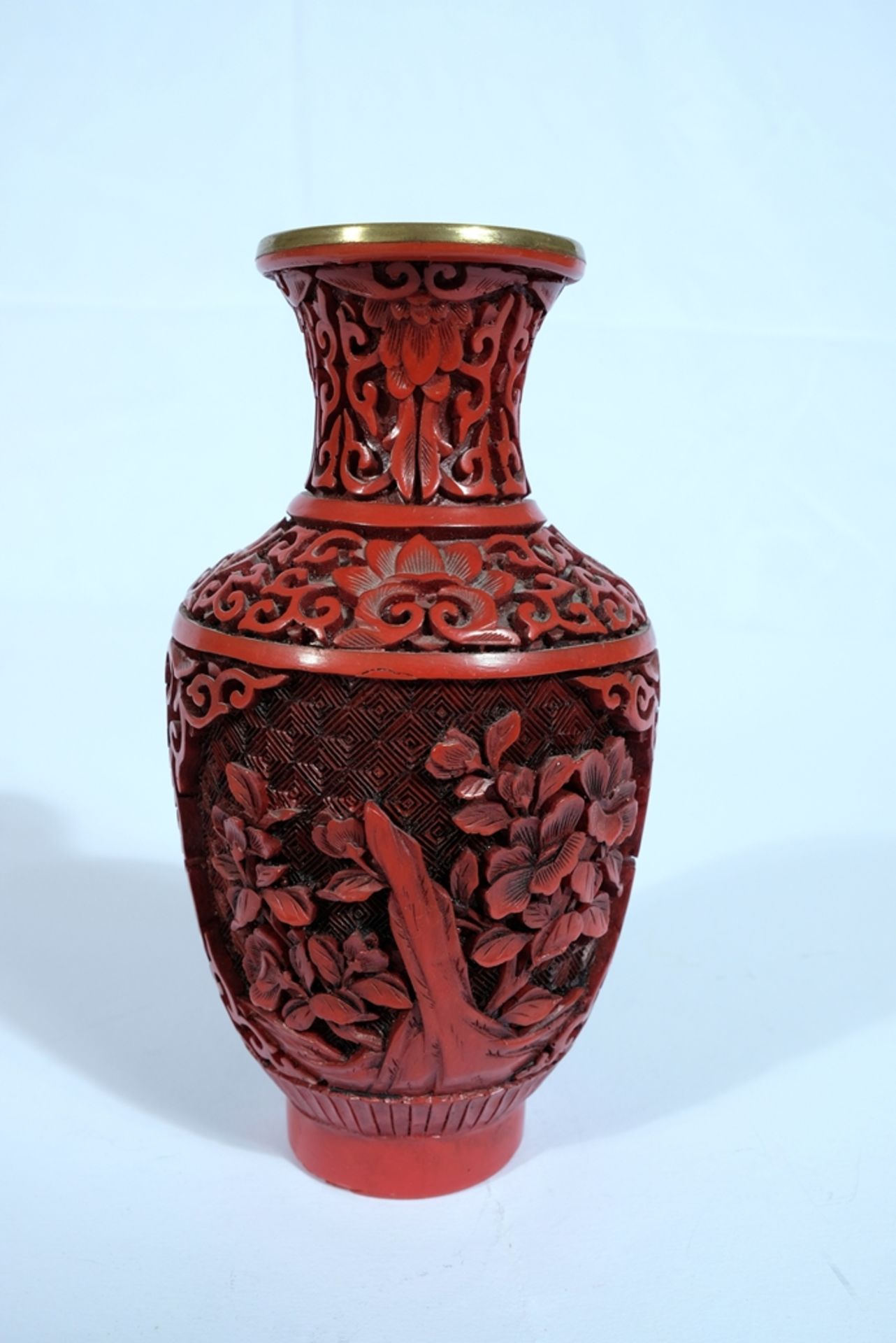 Chinese red lacquer vase, 20th century.