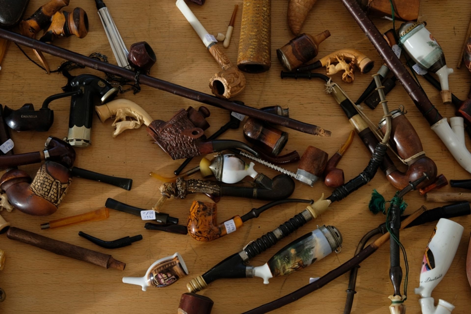 Collector's collection Hunter's pipes, wooden pipes, meerschaum pipes and clay pipes, pipe cases. - Image 4 of 12